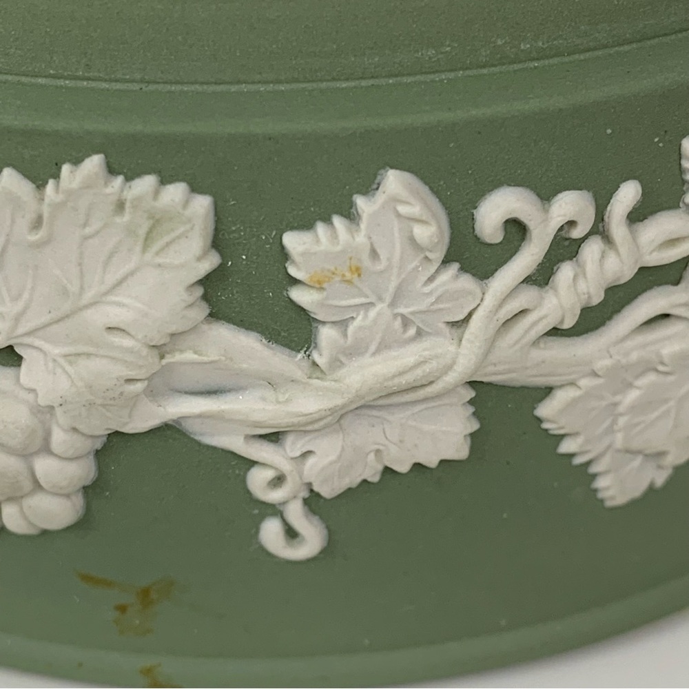 Wedgwood Sage Green Jasperware Lidded Round Box Large 5" Spike Knob Vtg Vines - Picture 13 of 16